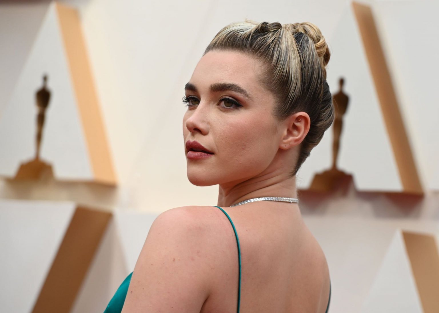 Has Florence Pugh had Plastic Surgery? Body Measurements, Nose Job ...